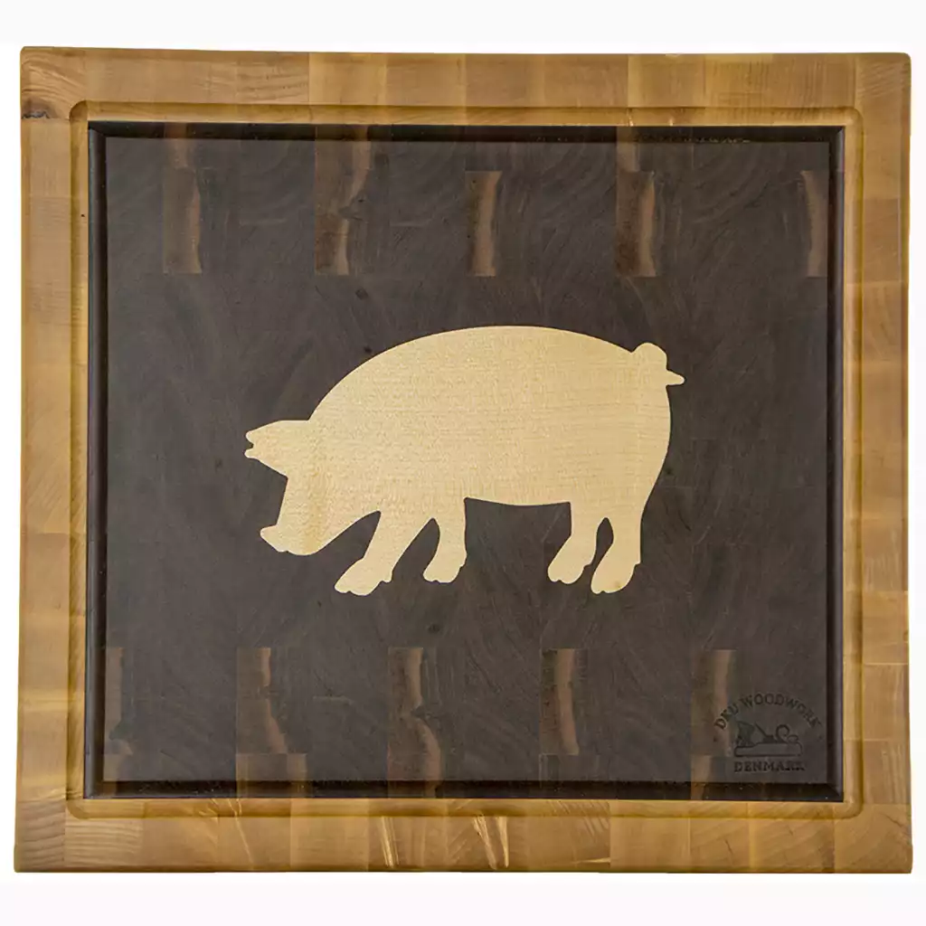 Skærebræt med indlæg af en gris på valnød.