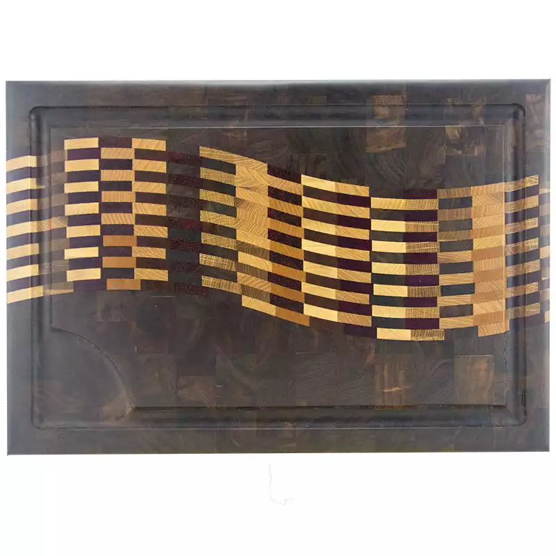 Skærebræt i S mønster med mange træsorter.