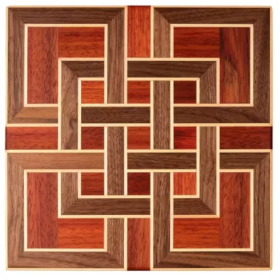 Skærebræt i mønster af paduak, ahorn og valnød.